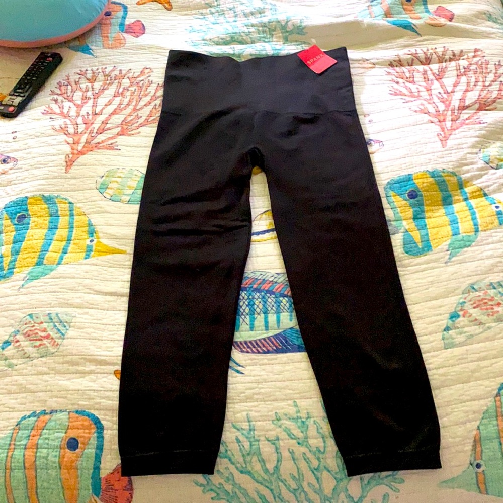 SPANX- NWT- Black Capri Leggings XL